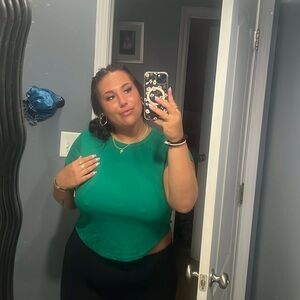 Green old navy soft crop top.Comfortable for every day wear.Very Form flattering
